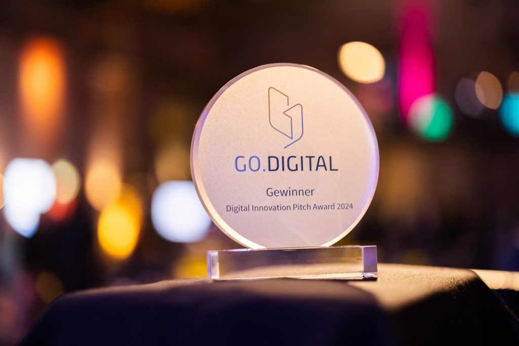 Trophäe des Digital Innovation Pitch Award 2024 mit GO.DIGITAL-Logo